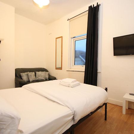 Barton Seaview, Self Catering Studio Apartments, Promenade & Central Beach Location, Families, Couples Or 23 Years Plus Only, Free Parking แบล็คพูล ภายนอก รูปภาพ