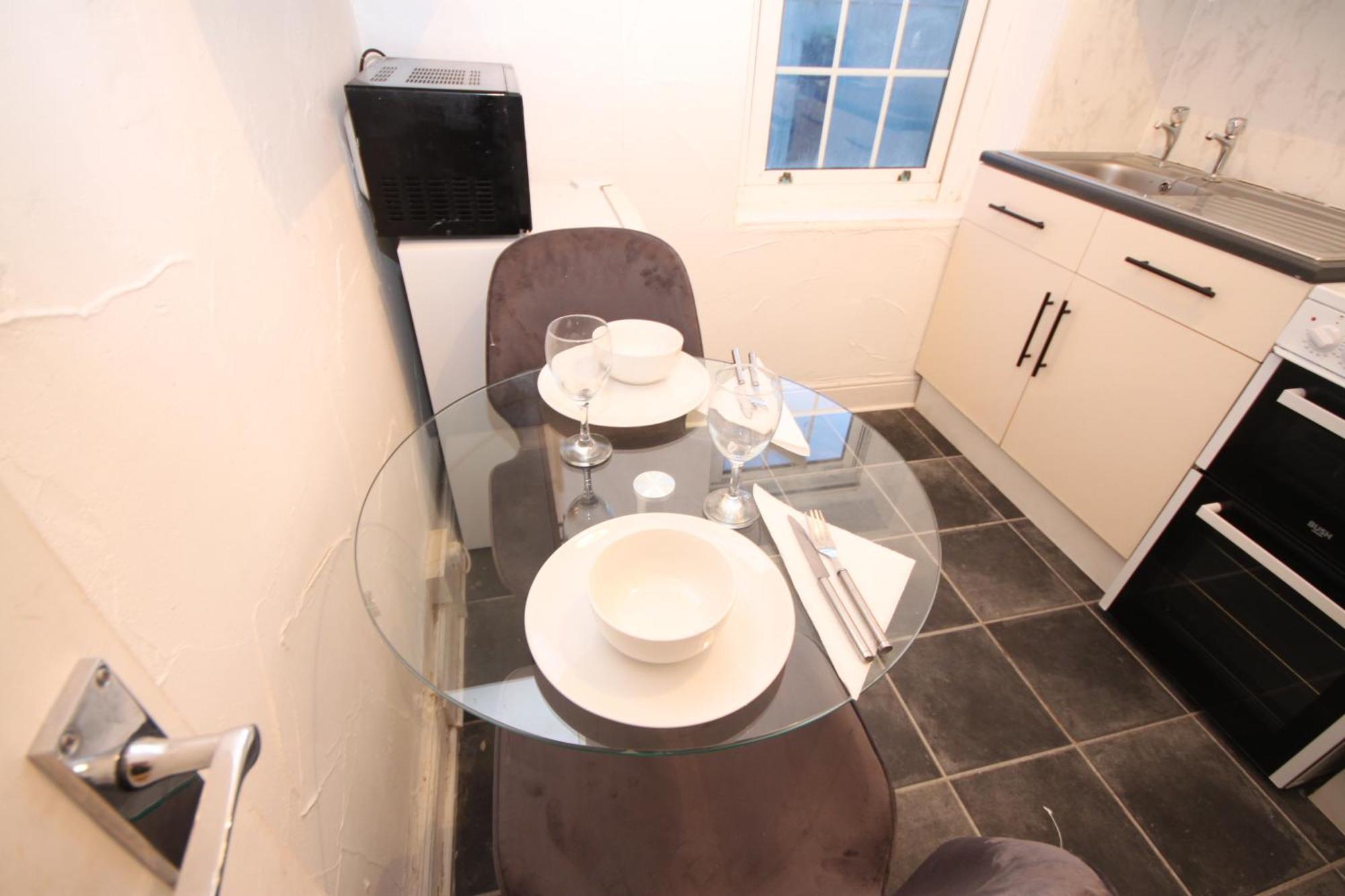 Barton Seaview, Self Catering Studio Apartments, Promenade & Central Beach Location, Families, Couples Or 23 Years Plus Only, Free Parking แบล็คพูล ห้อง รูปภาพ