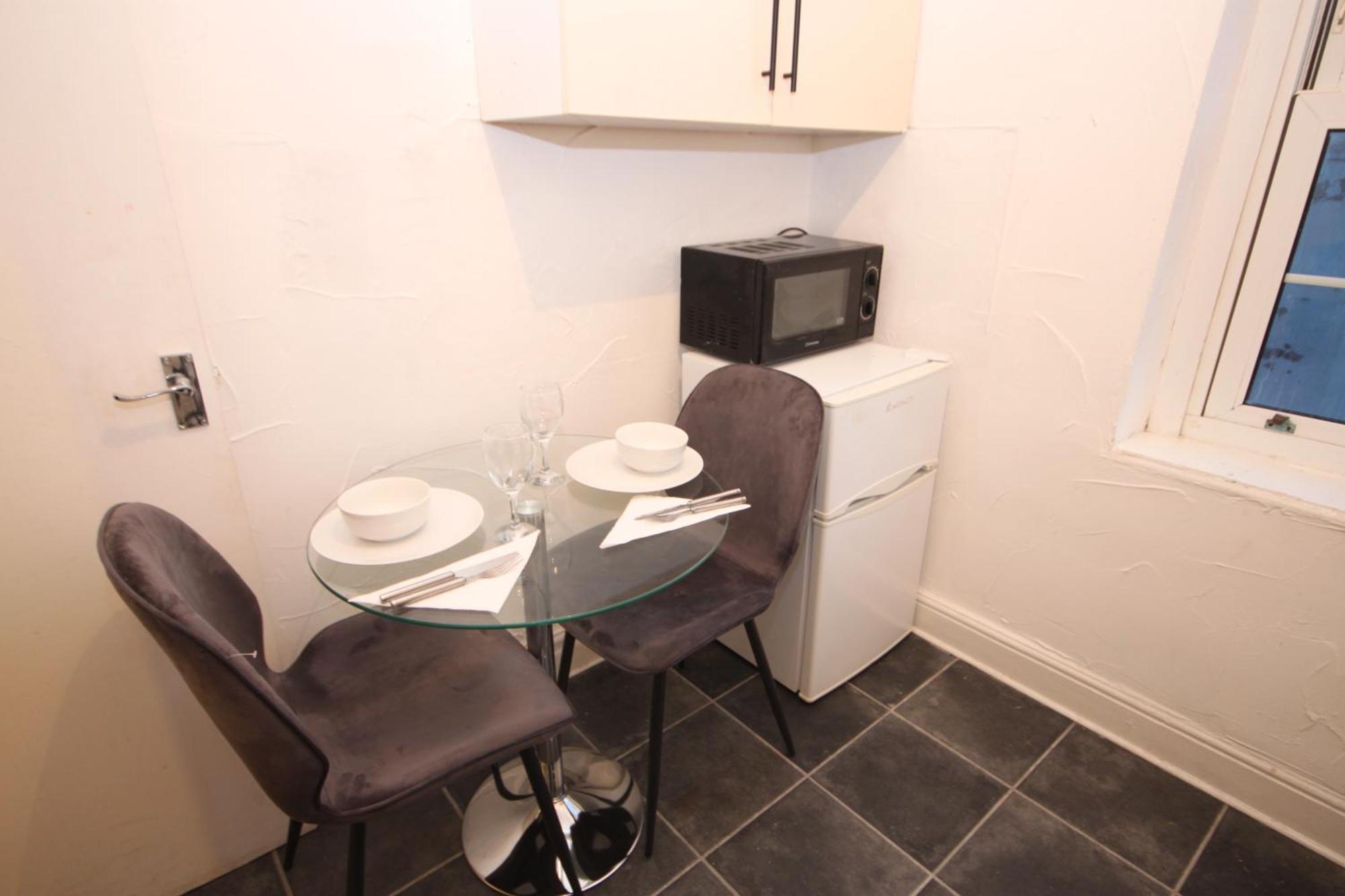 Barton Seaview, Self Catering Studio Apartments, Promenade & Central Beach Location, Families, Couples Or 23 Years Plus Only, Free Parking แบล็คพูล ห้อง รูปภาพ