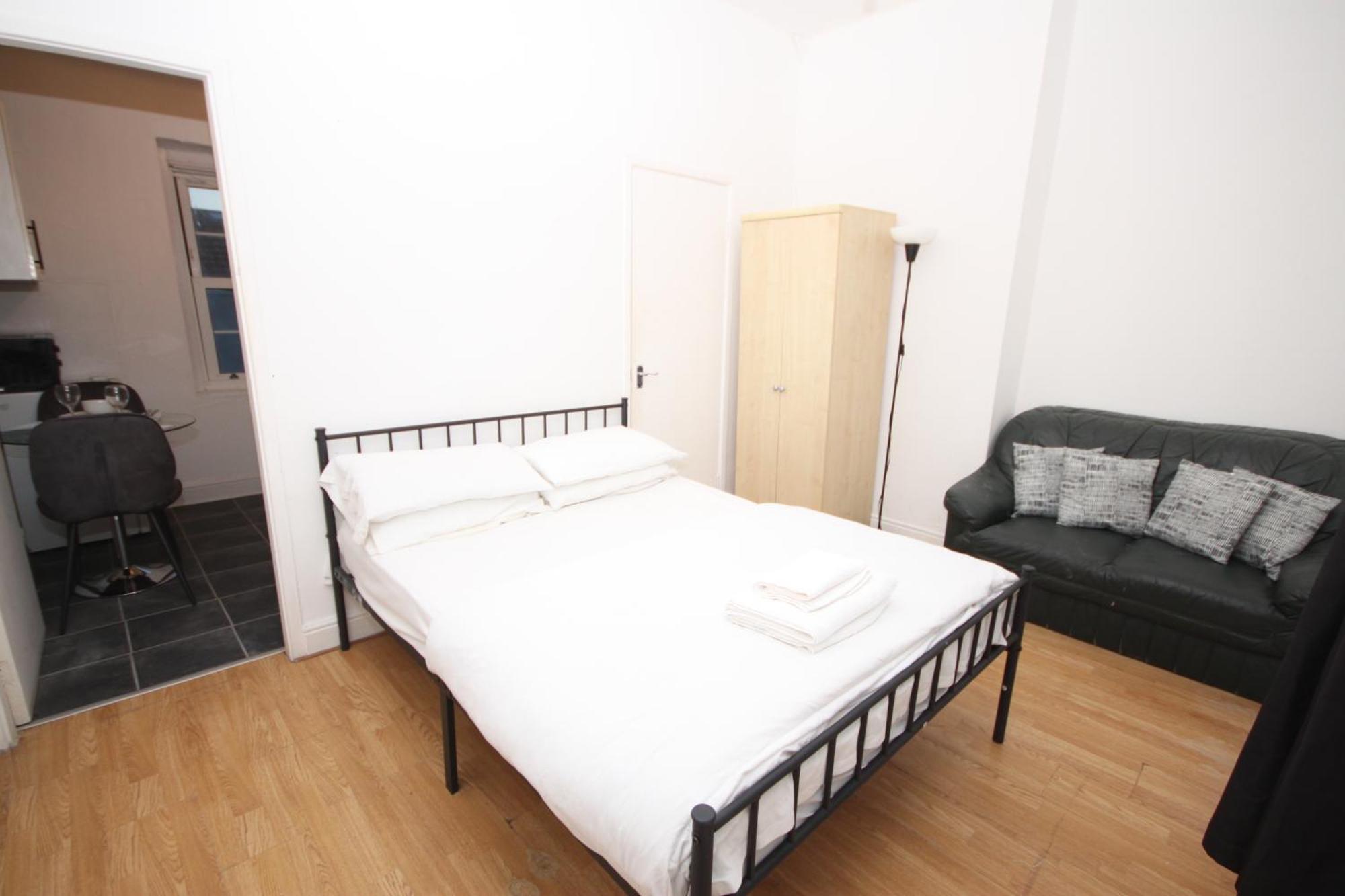 Barton Seaview, Self Catering Studio Apartments, Promenade & Central Beach Location, Families, Couples Or 23 Years Plus Only, Free Parking แบล็คพูล ภายนอก รูปภาพ