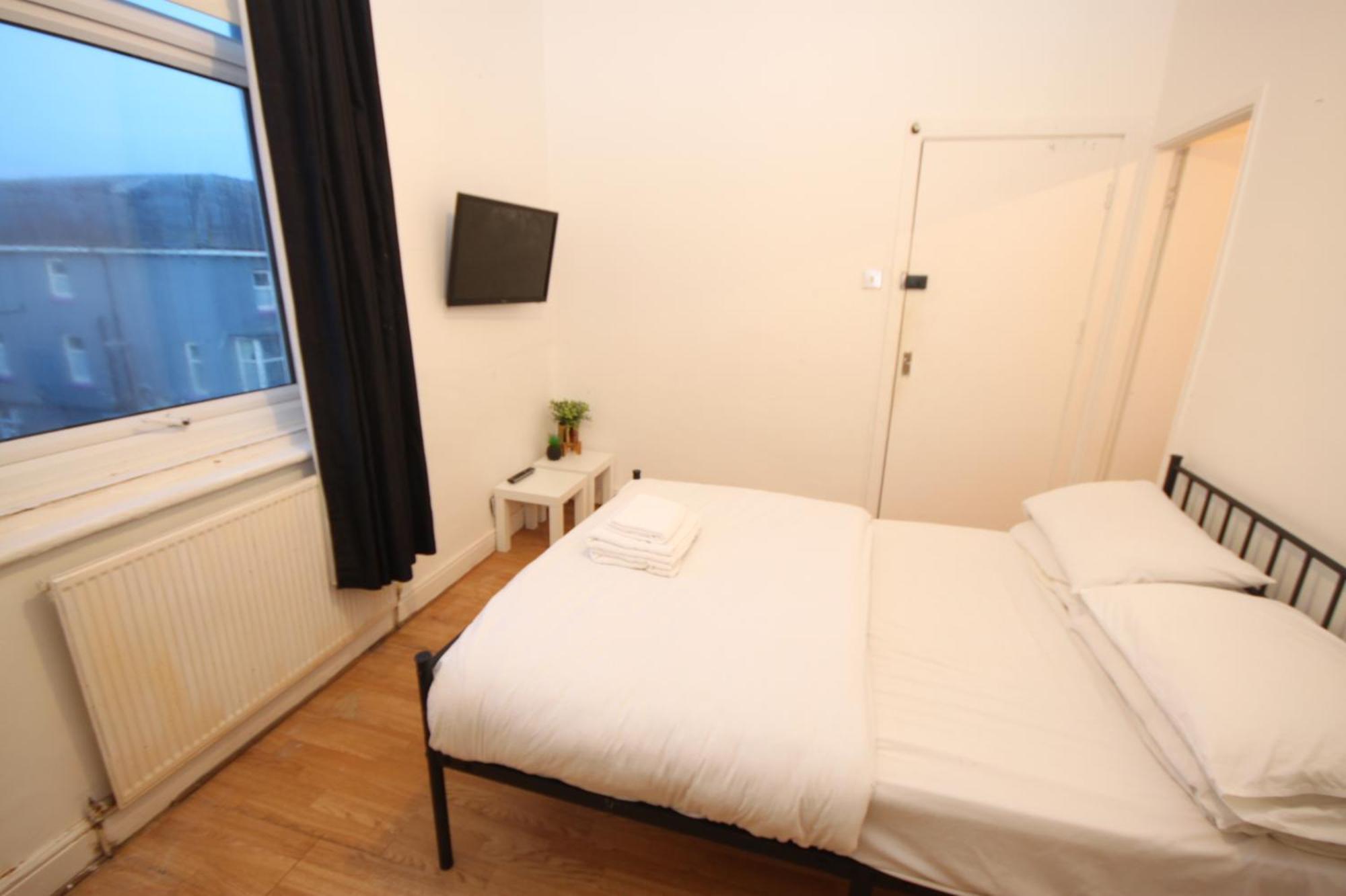 Barton Seaview, Self Catering Studio Apartments, Promenade & Central Beach Location, Families, Couples Or 23 Years Plus Only, Free Parking แบล็คพูล ห้อง รูปภาพ