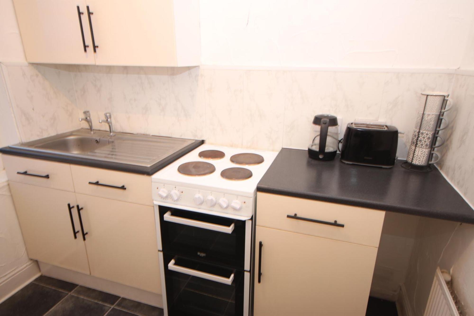 Barton Seaview, Self Catering Studio Apartments, Promenade & Central Beach Location, Families, Couples Or 23 Years Plus Only, Free Parking แบล็คพูล ภายนอก รูปภาพ