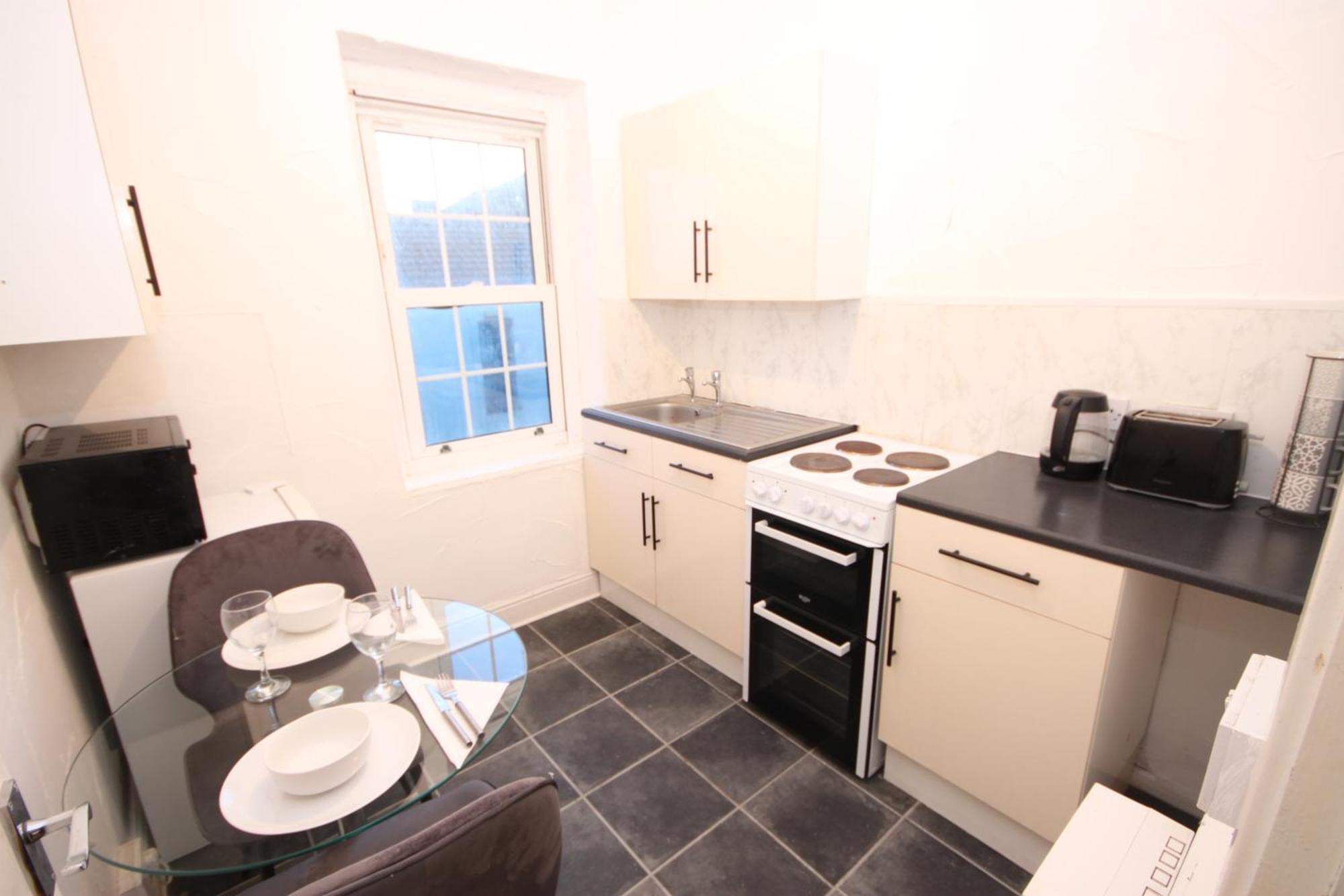 Barton Seaview, Self Catering Studio Apartments, Promenade & Central Beach Location, Families, Couples Or 23 Years Plus Only, Free Parking แบล็คพูล ภายนอก รูปภาพ