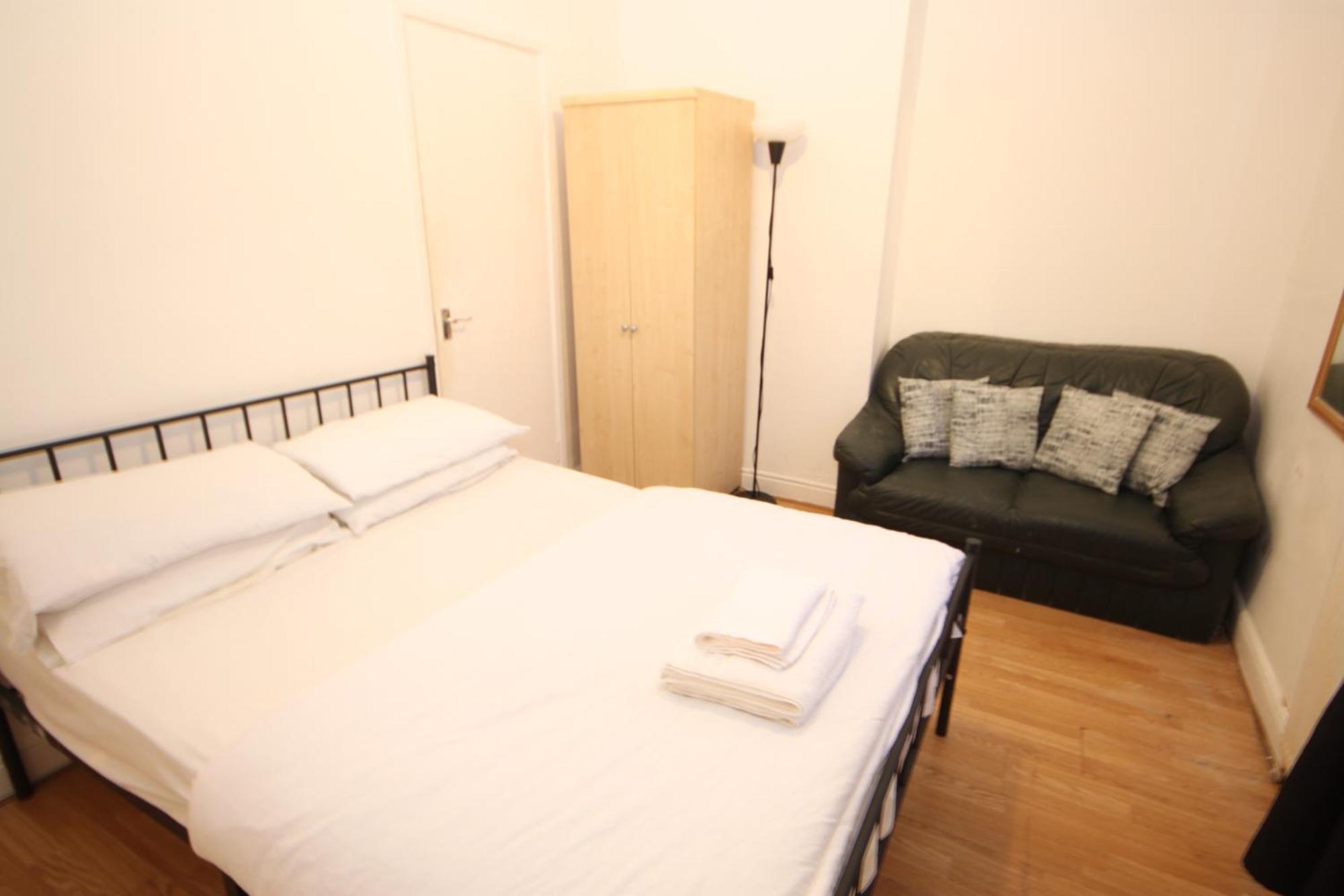 Barton Seaview, Self Catering Studio Apartments, Promenade & Central Beach Location, Families, Couples Or 23 Years Plus Only, Free Parking แบล็คพูล ภายนอก รูปภาพ