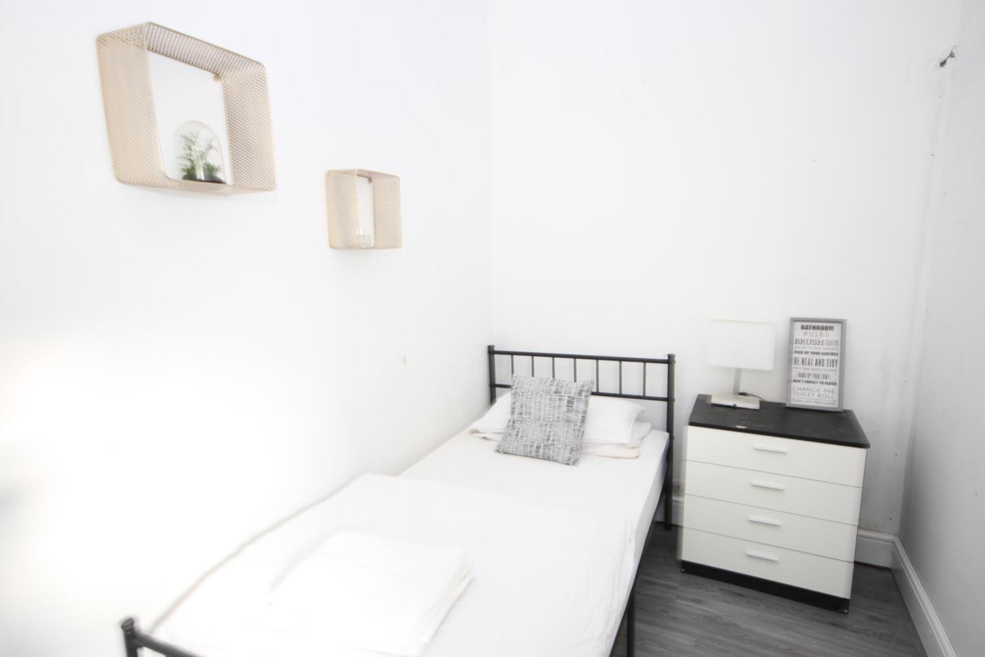 Barton Seaview, Self Catering Studio Apartments, Promenade & Central Beach Location, Families, Couples Or 23 Years Plus Only, Free Parking แบล็คพูล ภายนอก รูปภาพ
