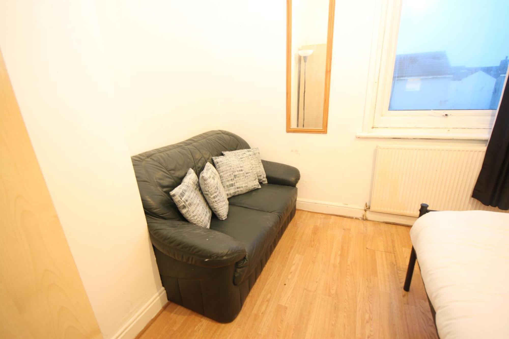 Barton Seaview, Self Catering Studio Apartments, Promenade & Central Beach Location, Families, Couples Or 23 Years Plus Only, Free Parking แบล็คพูล ห้อง รูปภาพ