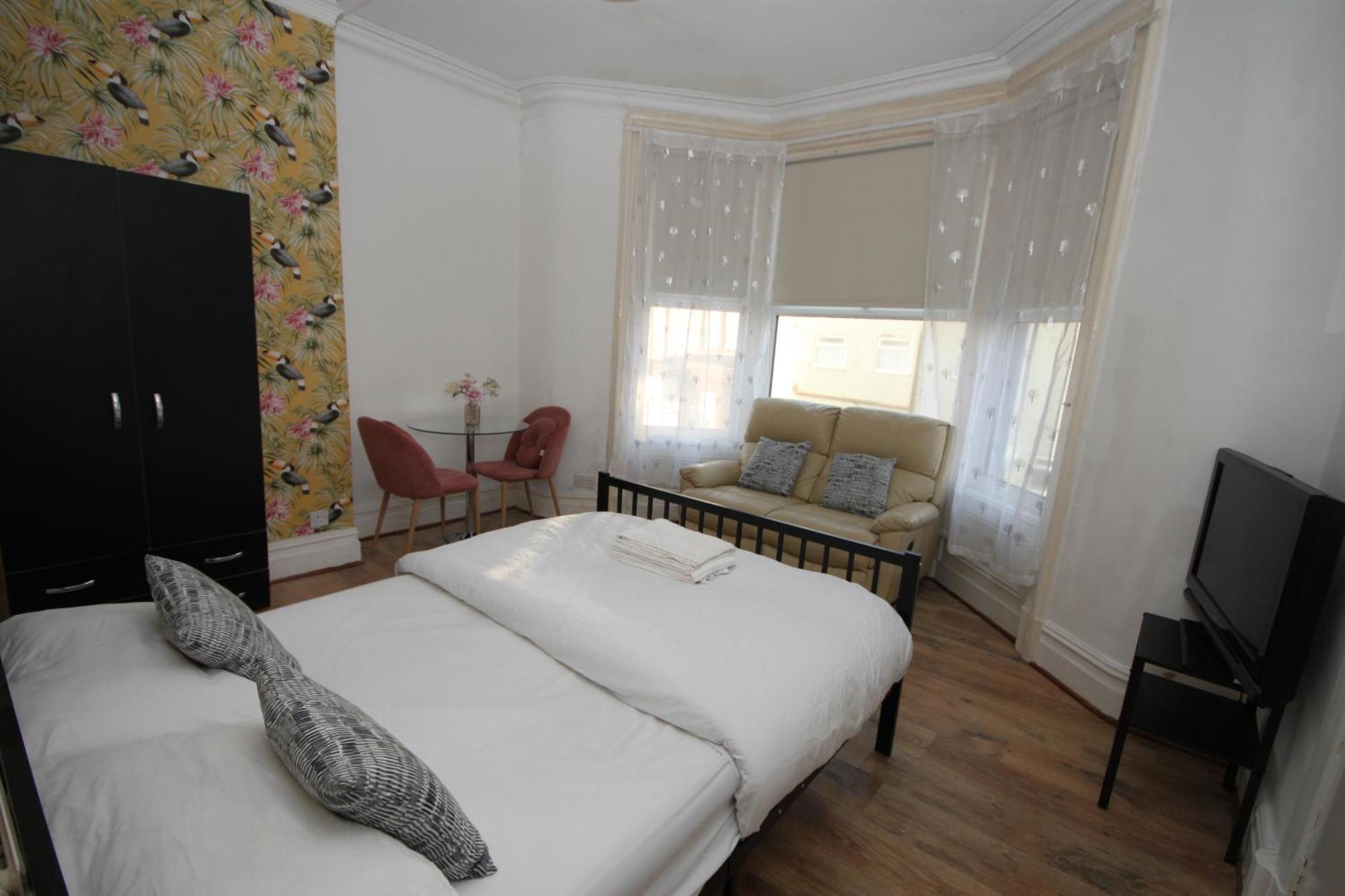 Barton Seaview, Self Catering Studio Apartments, Promenade & Central Beach Location, Families, Couples Or 23 Years Plus Only, Free Parking แบล็คพูล ภายนอก รูปภาพ