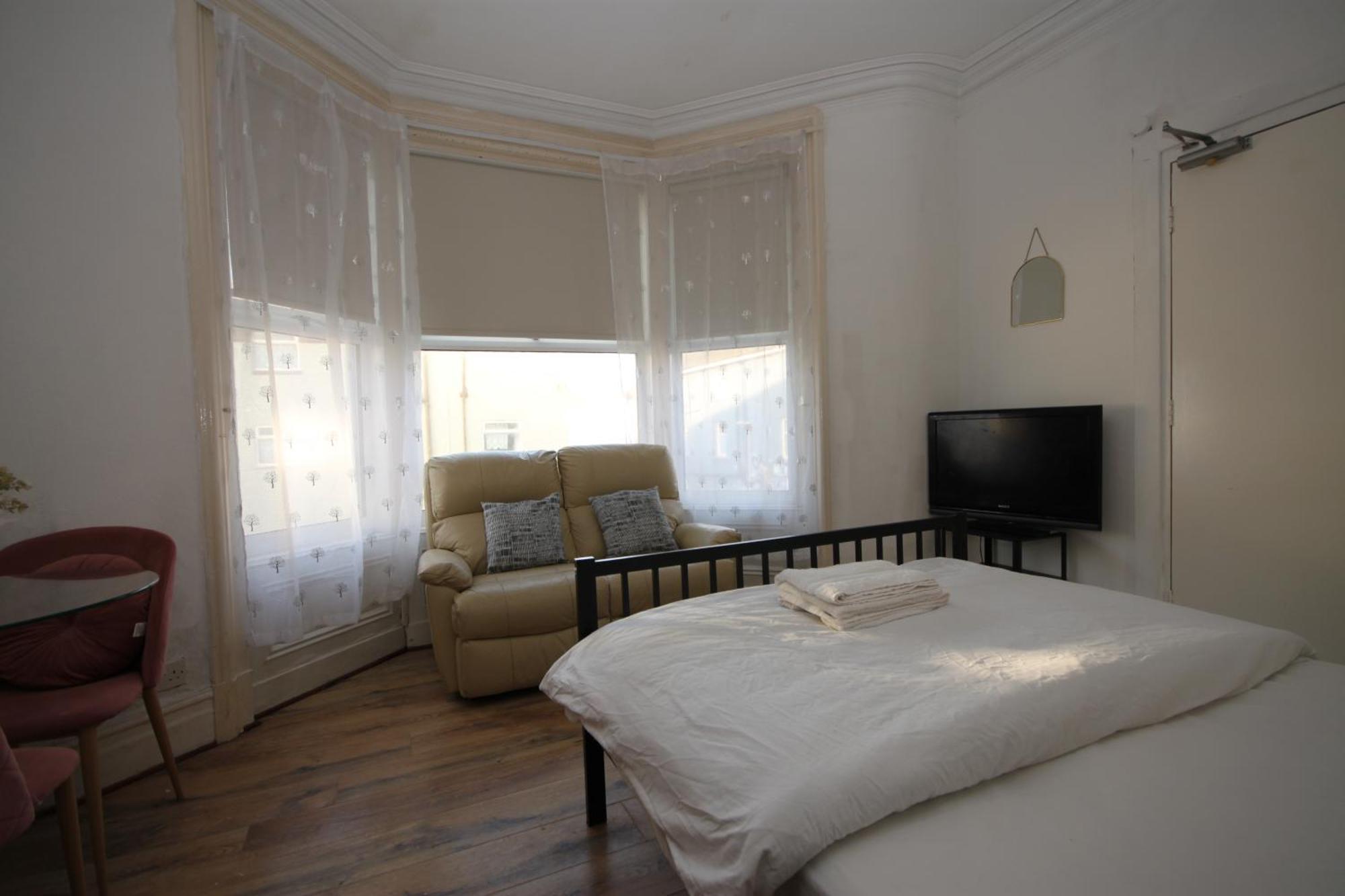 Barton Seaview, Self Catering Studio Apartments, Promenade & Central Beach Location, Families, Couples Or 23 Years Plus Only, Free Parking แบล็คพูล ห้อง รูปภาพ