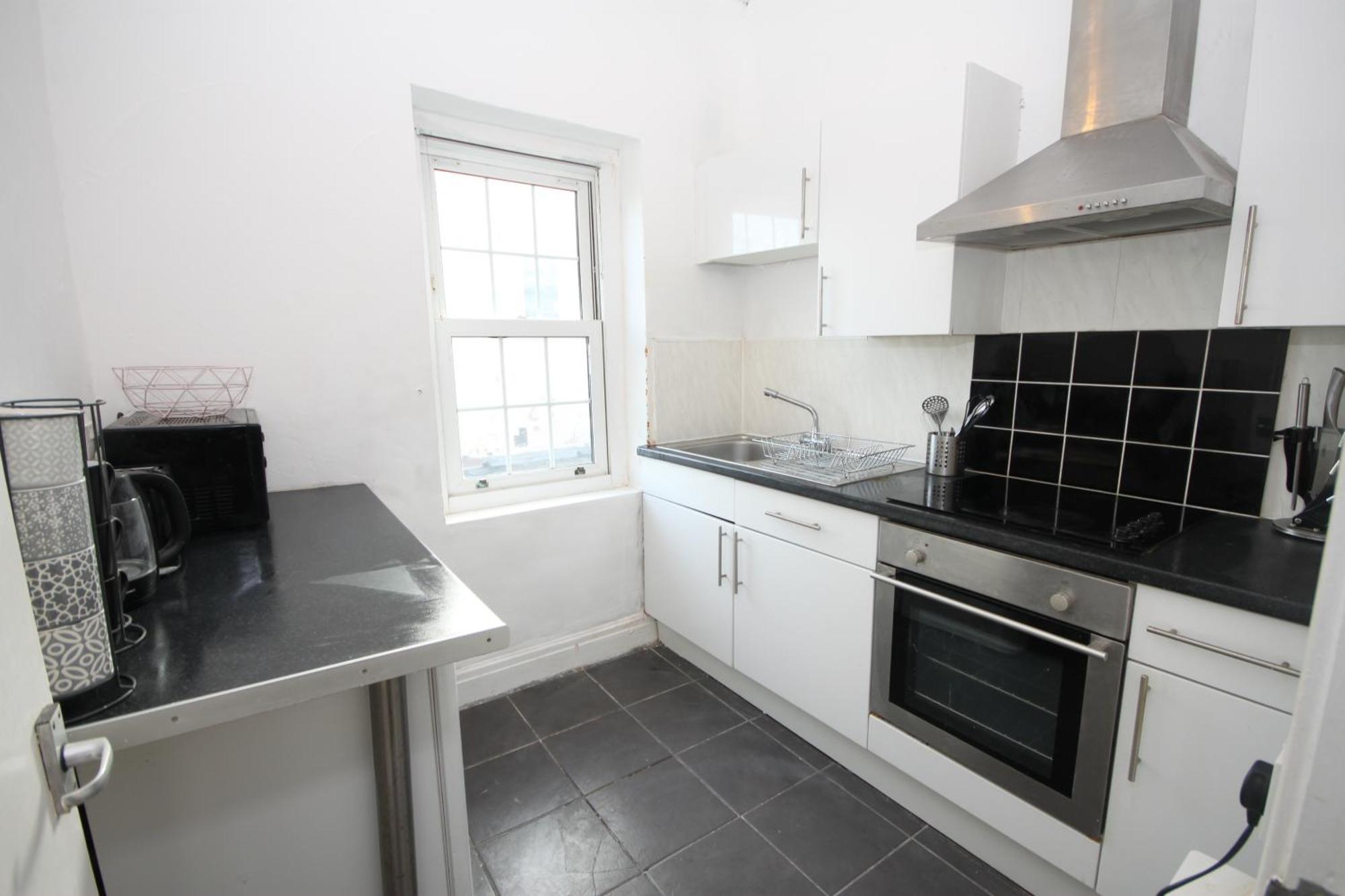 Barton Seaview, Self Catering Studio Apartments, Promenade & Central Beach Location, Families, Couples Or 23 Years Plus Only, Free Parking แบล็คพูล ห้อง รูปภาพ