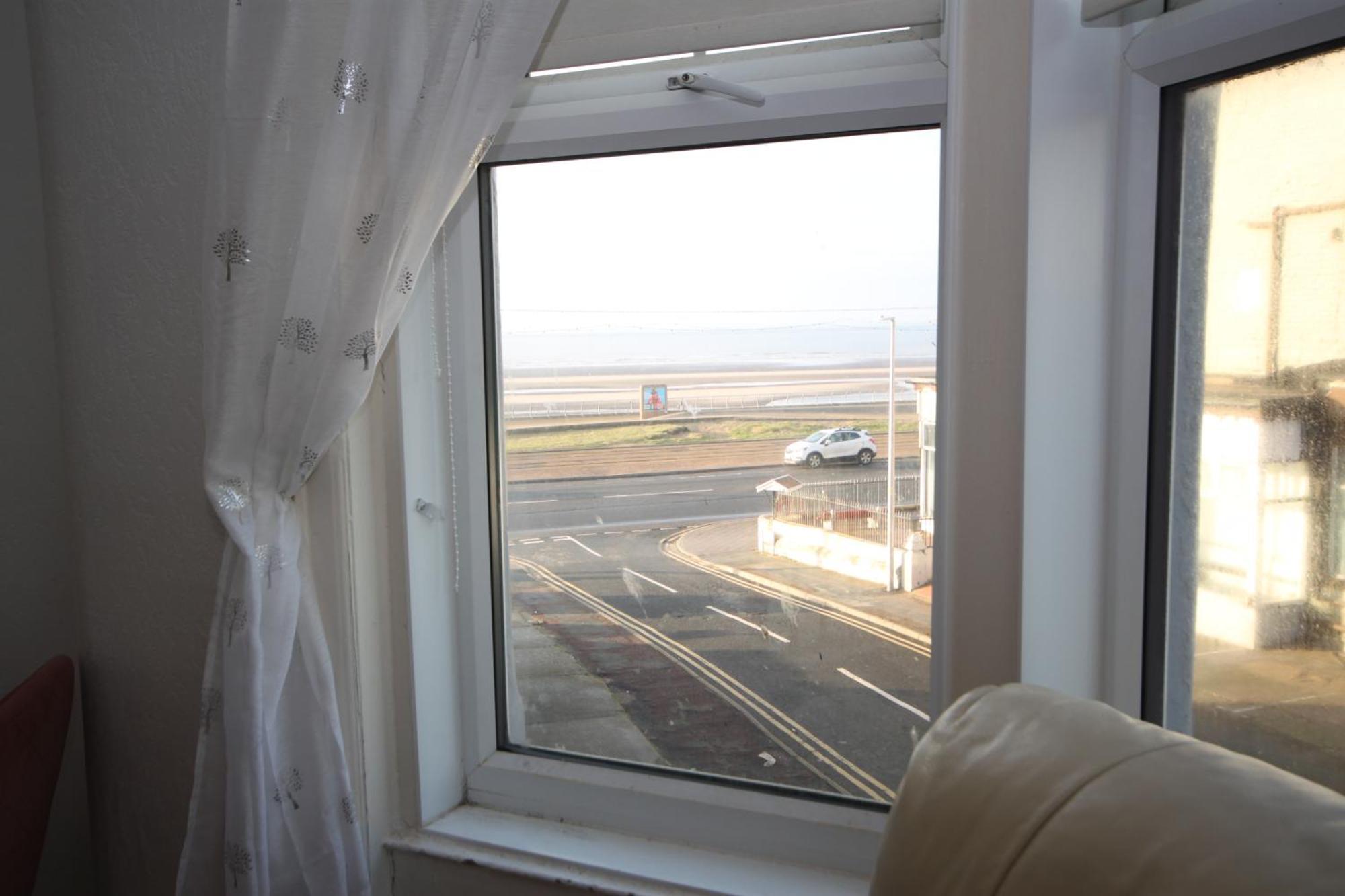 Barton Seaview, Self Catering Studio Apartments, Promenade & Central Beach Location, Families, Couples Or 23 Years Plus Only, Free Parking แบล็คพูล ภายนอก รูปภาพ