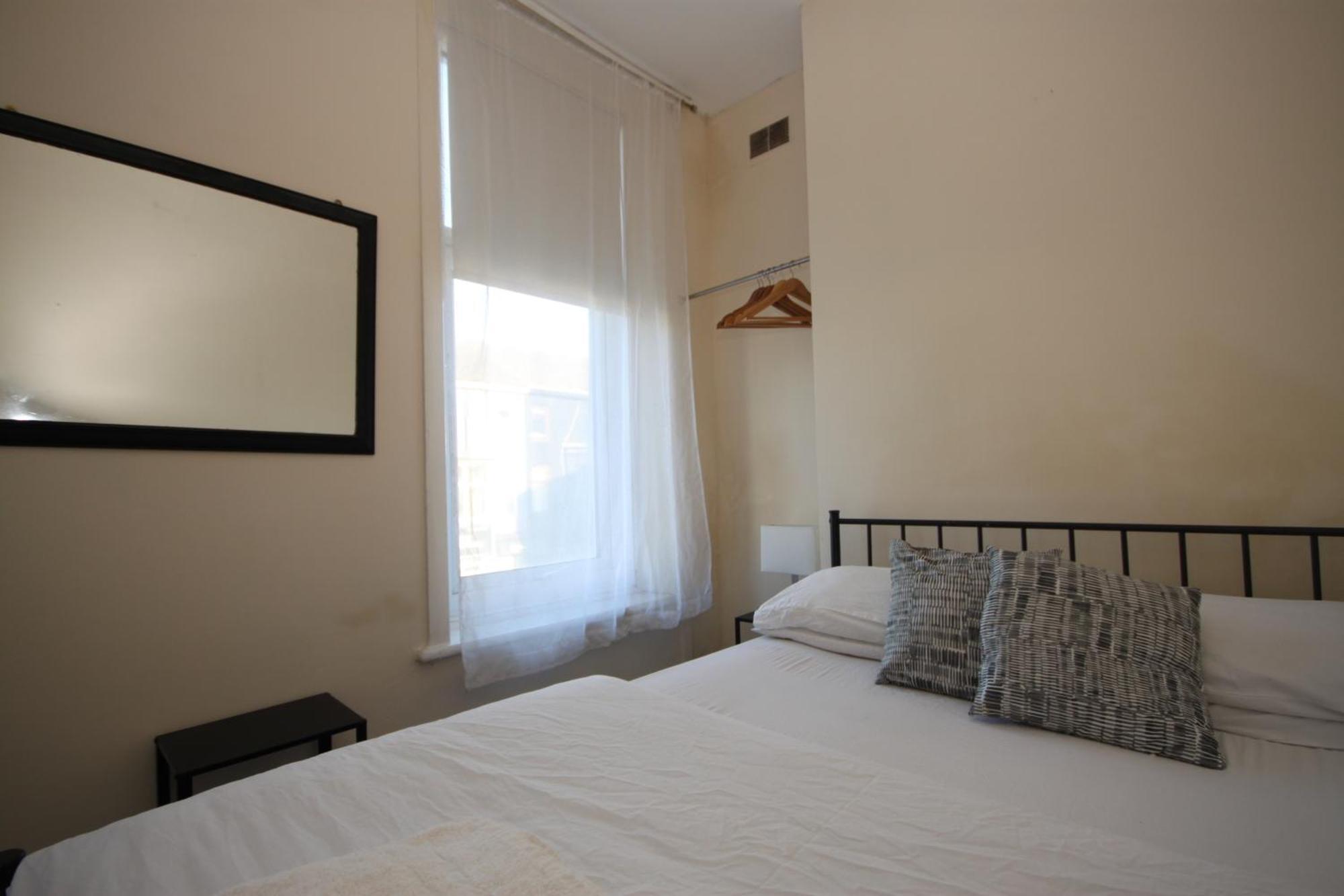 Barton Seaview, Self Catering Studio Apartments, Promenade & Central Beach Location, Families, Couples Or 23 Years Plus Only, Free Parking แบล็คพูล ห้อง รูปภาพ