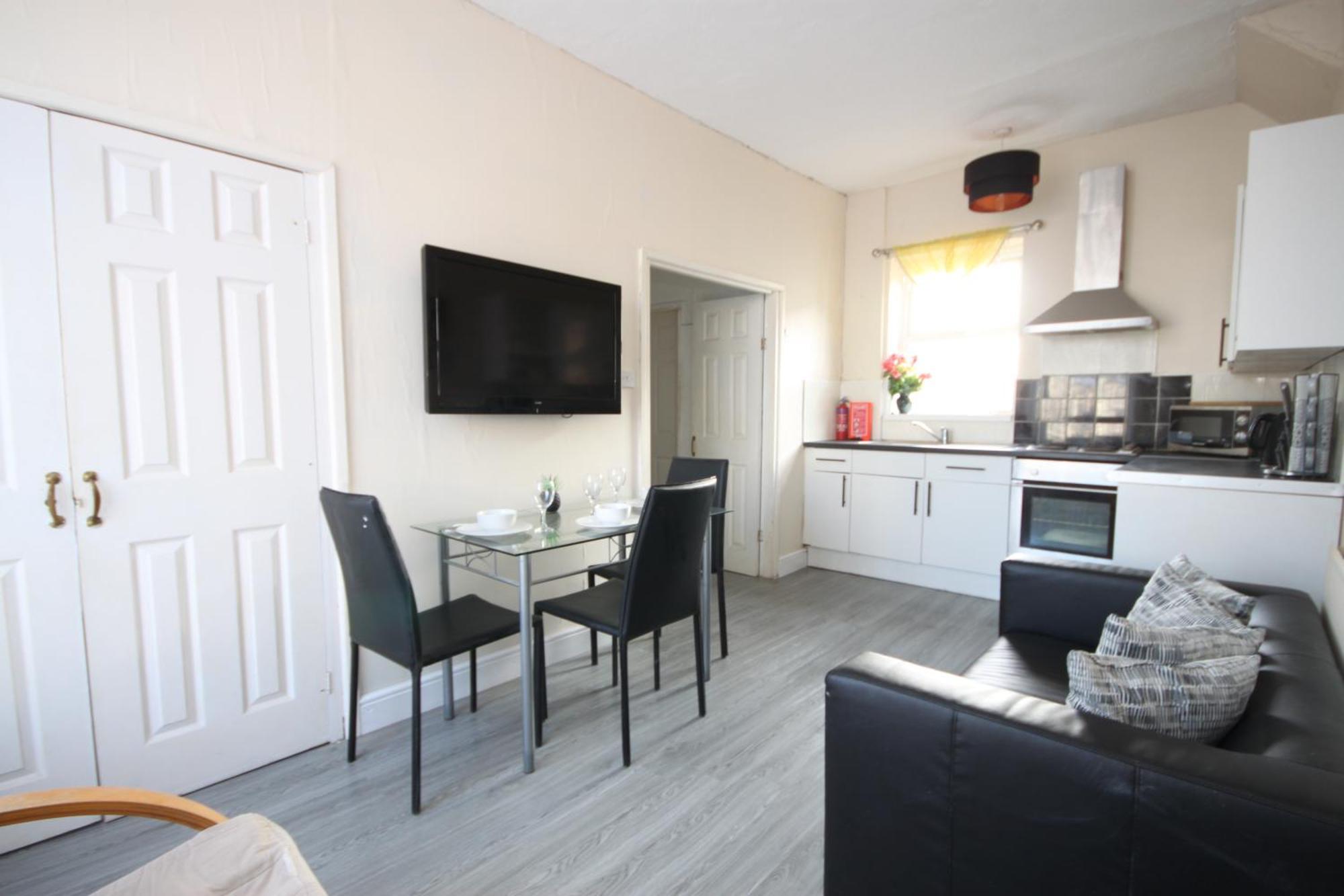 Barton Seaview, Self Catering Studio Apartments, Promenade & Central Beach Location, Families, Couples Or 23 Years Plus Only, Free Parking แบล็คพูล ภายนอก รูปภาพ