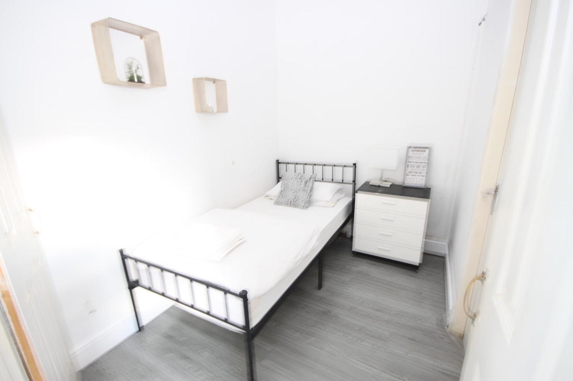 Barton Seaview, Self Catering Studio Apartments, Promenade & Central Beach Location, Families, Couples Or 23 Years Plus Only, Free Parking แบล็คพูล ห้อง รูปภาพ