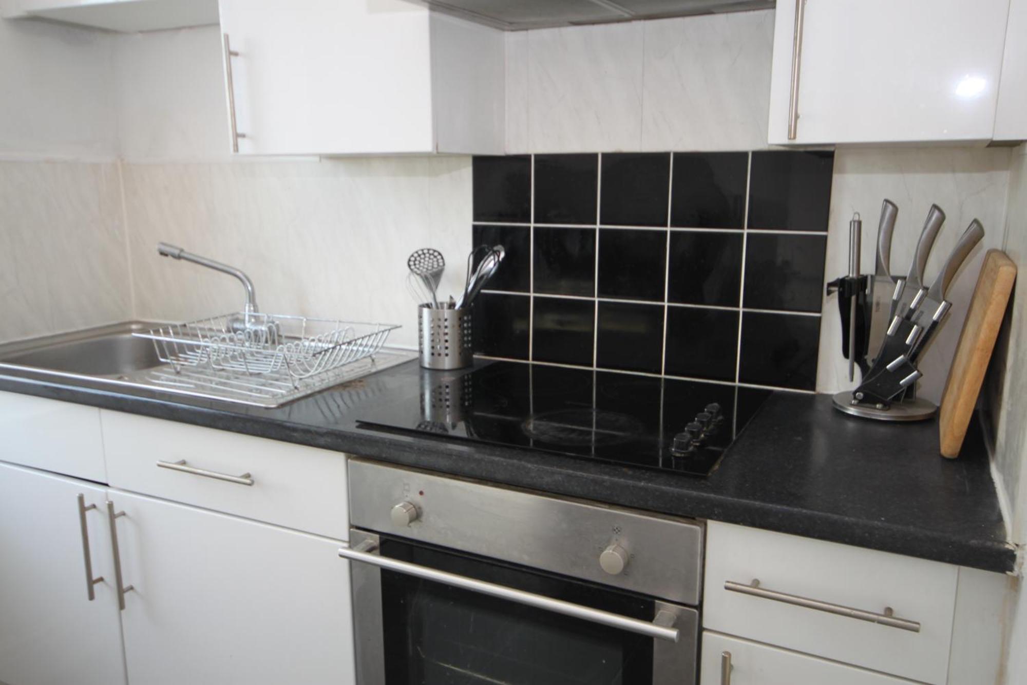 Barton Seaview, Self Catering Studio Apartments, Promenade & Central Beach Location, Families, Couples Or 23 Years Plus Only, Free Parking แบล็คพูล ภายนอก รูปภาพ