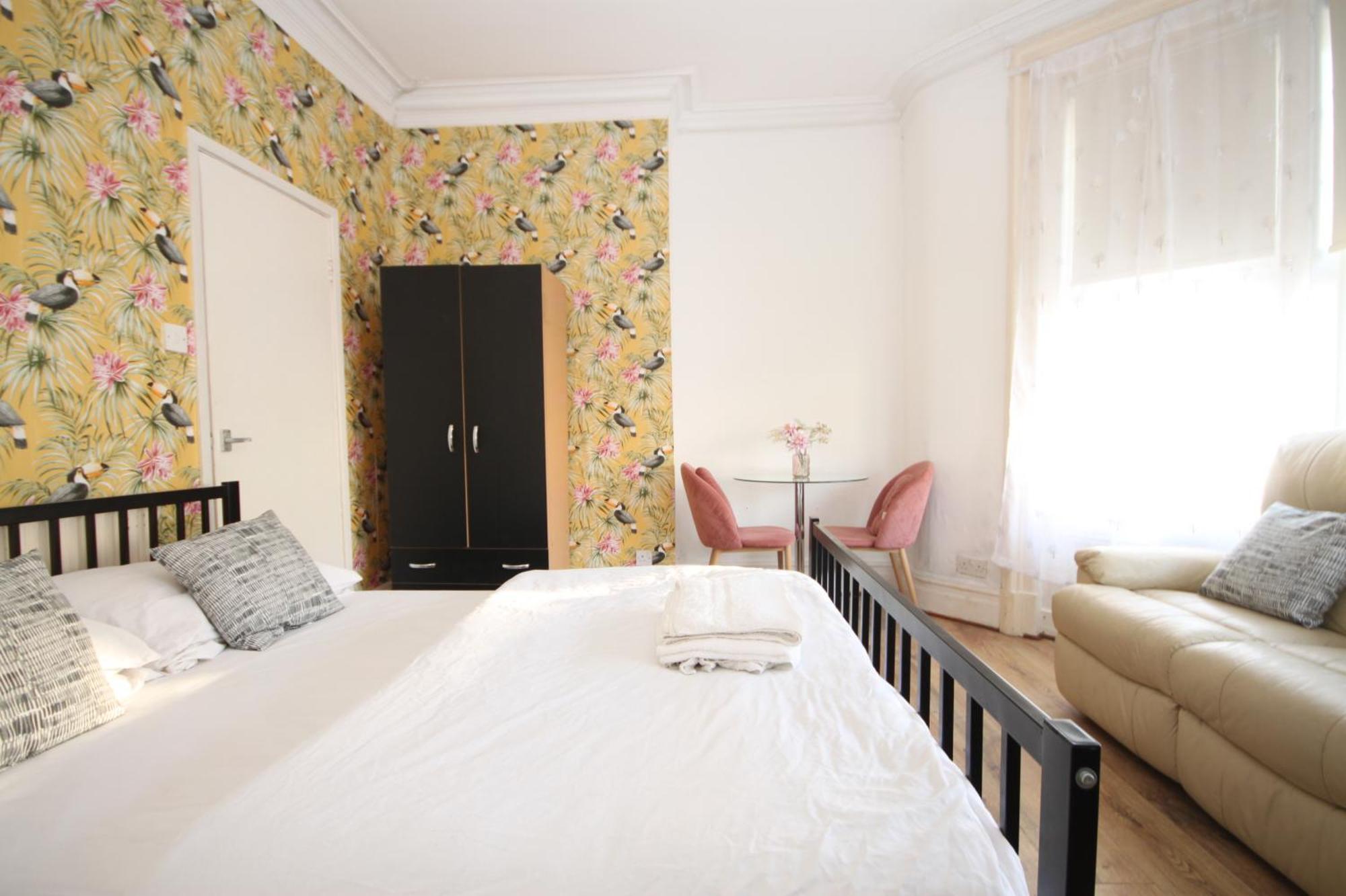 Barton Seaview, Self Catering Studio Apartments, Promenade & Central Beach Location, Families, Couples Or 23 Years Plus Only, Free Parking แบล็คพูล ภายนอก รูปภาพ